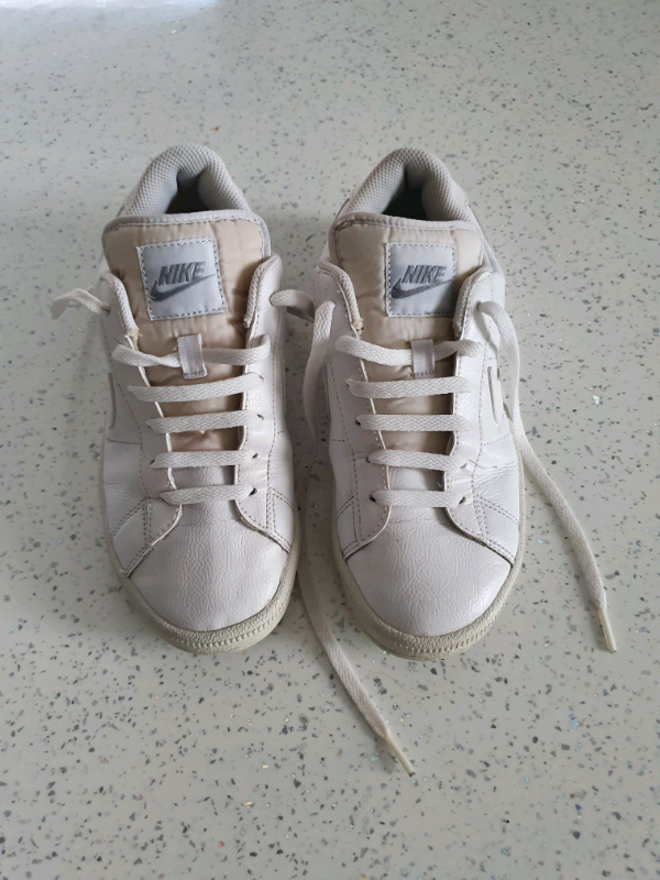 white trainers size 4.5